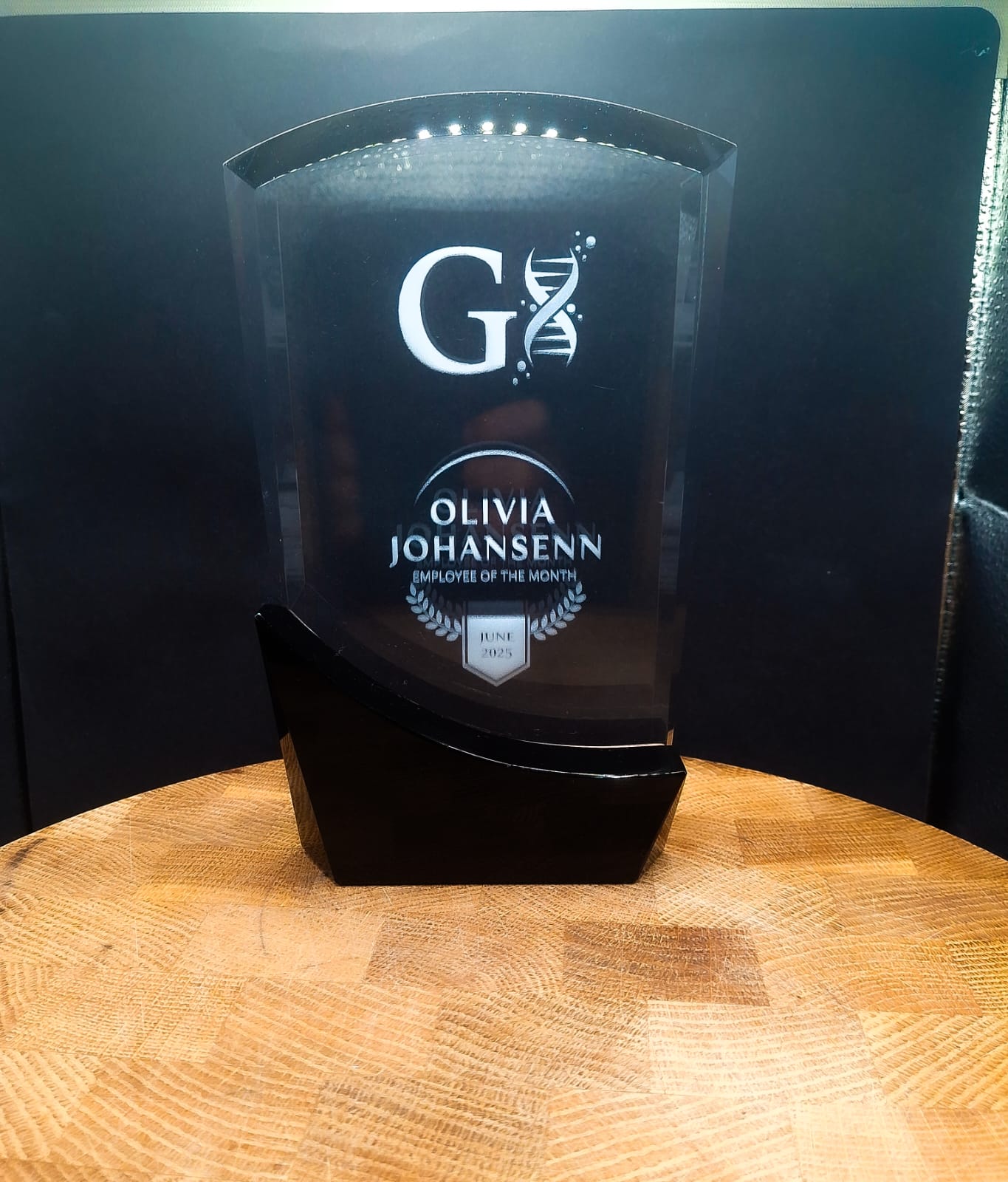 18cm Optical 3D Crystal Arch Award with Onyx Black Swooping Base